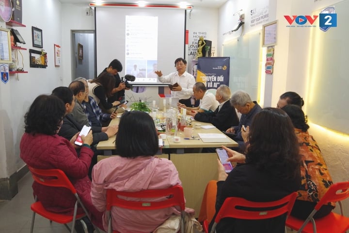 Khi người cao tuổi học ChatGPT và làm quen với dịch vụ công trực tuyến: Những lớp học đặc biệt giữa lòng Hà Nội - Ảnh 1.