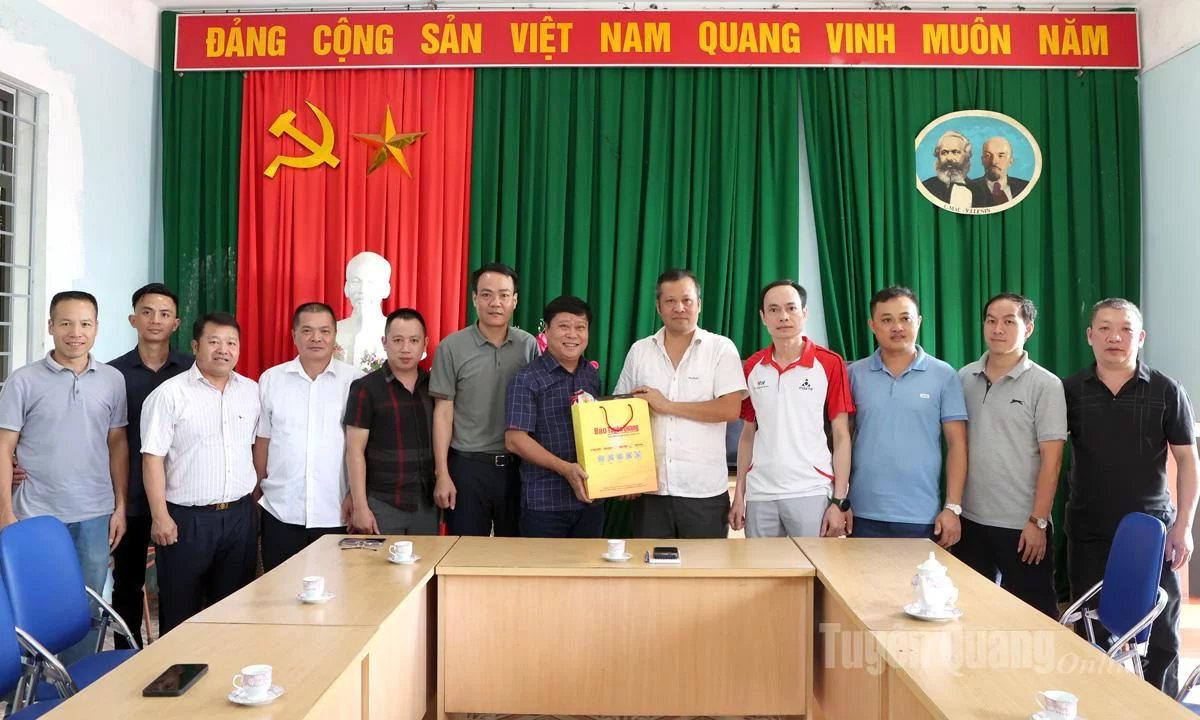 Tổng Biên tập Báo và Phát thanh, Truyền hình Tuyên Quang Mai Đức Thông tặng quà cán bộ Trạm tiếp sóng phát thanh Cổng Trời.