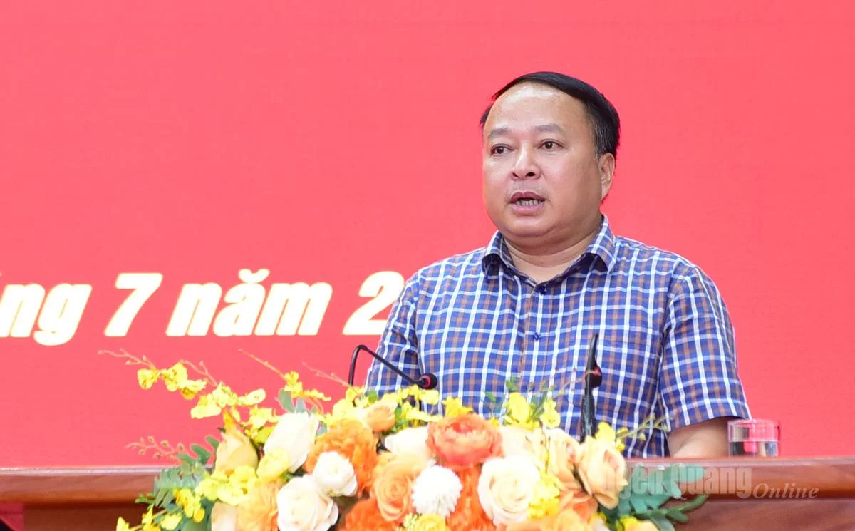 Đồng chí Chủ tịch UBND tỉnh Phan Huy Ngọc phát biểu chỉ đạo tại hội nghị.