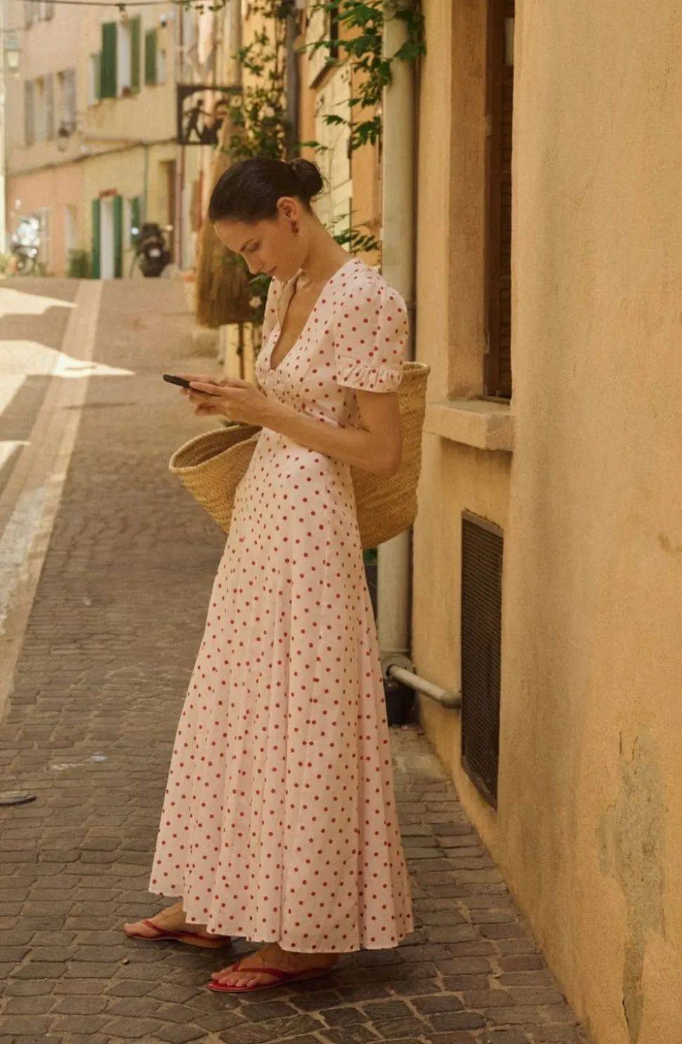 Hè này, họa tiết chấm bi "bùng nổ" trở lại: Cách mặc vừa retro vừa trendy khiến ai cũng ngoái nhìn- Ảnh 33.