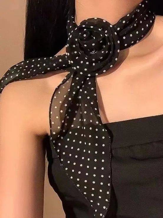 Hè này, họa tiết chấm bi "bùng nổ" trở lại: Cách mặc vừa retro vừa trendy khiến ai cũng ngoái nhìn- Ảnh 40.