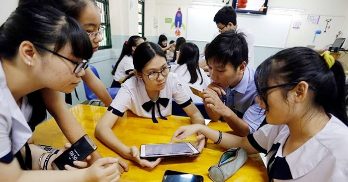 TP.HCM dự kiến cấm học sinh dùng điện thoại ở trường kể cả giờ ra chơi. (Ảnh minh hoạ)