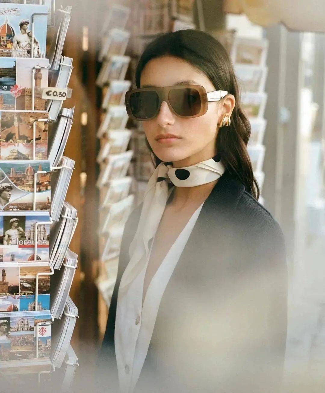 Hè này, họa tiết chấm bi "bùng nổ" trở lại: Cách mặc vừa retro vừa trendy khiến ai cũng ngoái nhìn- Ảnh 42.