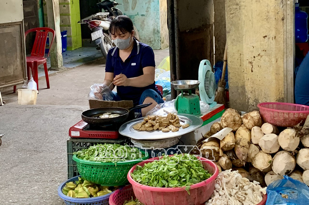 Tiểu thương chế biến, bày bán thức ăn chín ngay cạnh thực phẩm tươi sống 