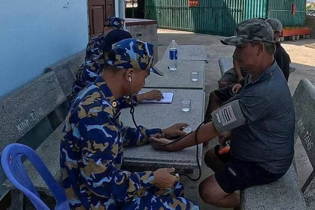 Lực lượng quân y đảo kiểm tra sức khỏe ngư dân.