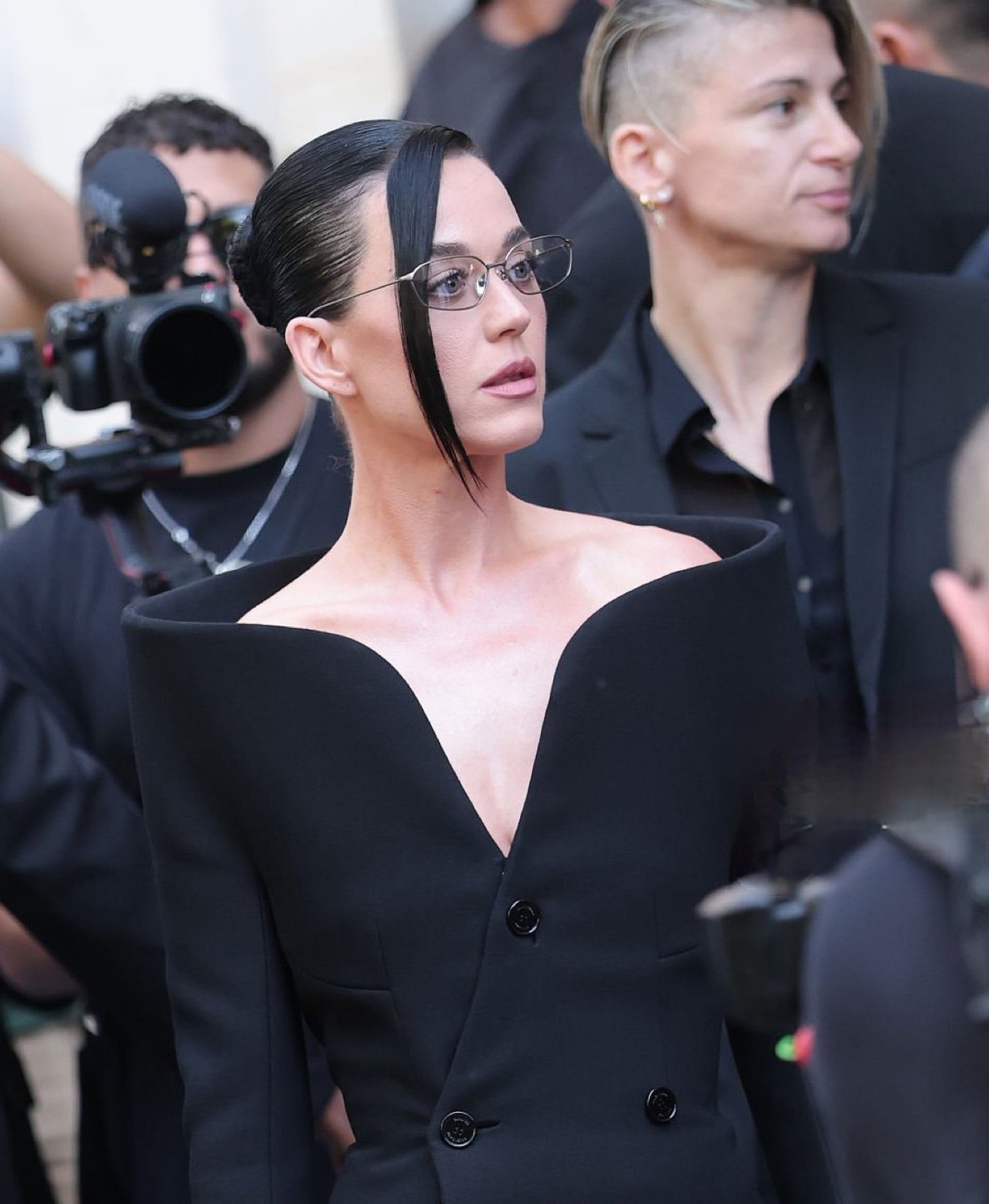 Kim Kardashian diện váy cúp ngực gợi cảm, đeo trang sức tiền tỷ tại Pháp - 5