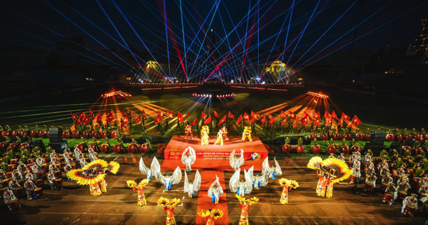 កម្មាភិបាល​នគរបាល​ជិត​៦០០​នាក់​សម្តែង​ស្គរ​នៅ​កីឡដ្ឋាន Hang Day