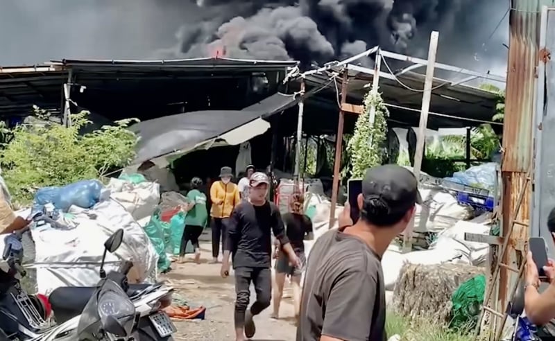 Cảnh sát ngâm mình liên tục dưới mương nước  để lấy nước chữa cháy vựa ve chai -0