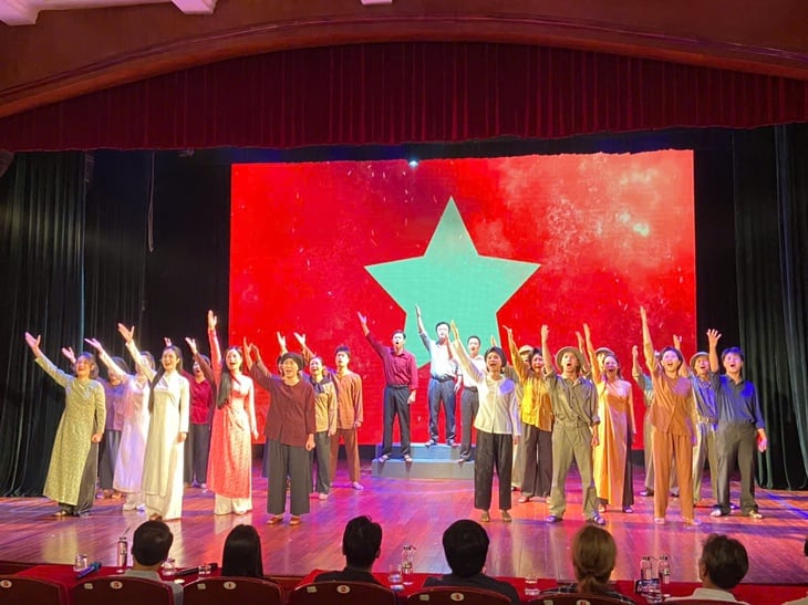 Đạo diễn Hàn Quốc dựng nhạc kịch về Chủ tịch Hồ Chí Minh - Ảnh 1.