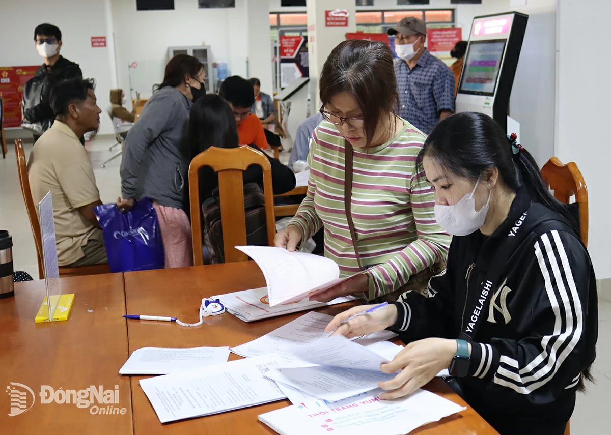 Người dân làm thủ tục đất đai tại Trung tâm Phục vụ hành chính công xã Long Thành.