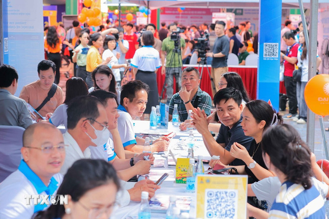 Điểm chuẩn đại học 2025 có thể giảm ở nhiều khối, thí sinh cân nhắc chọn ngành- Ảnh 1.