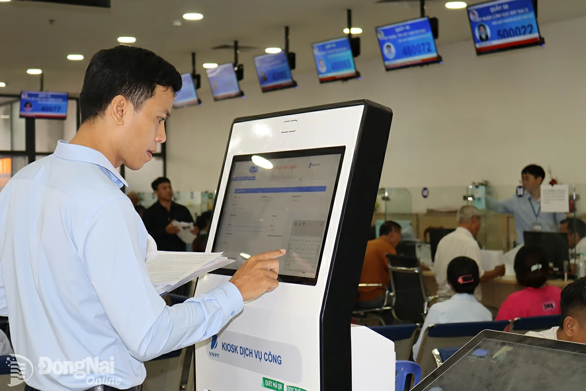 Người dân làm thủ tục đất đai tại Trung tâm Phục vụ hành chính công tỉnh.

