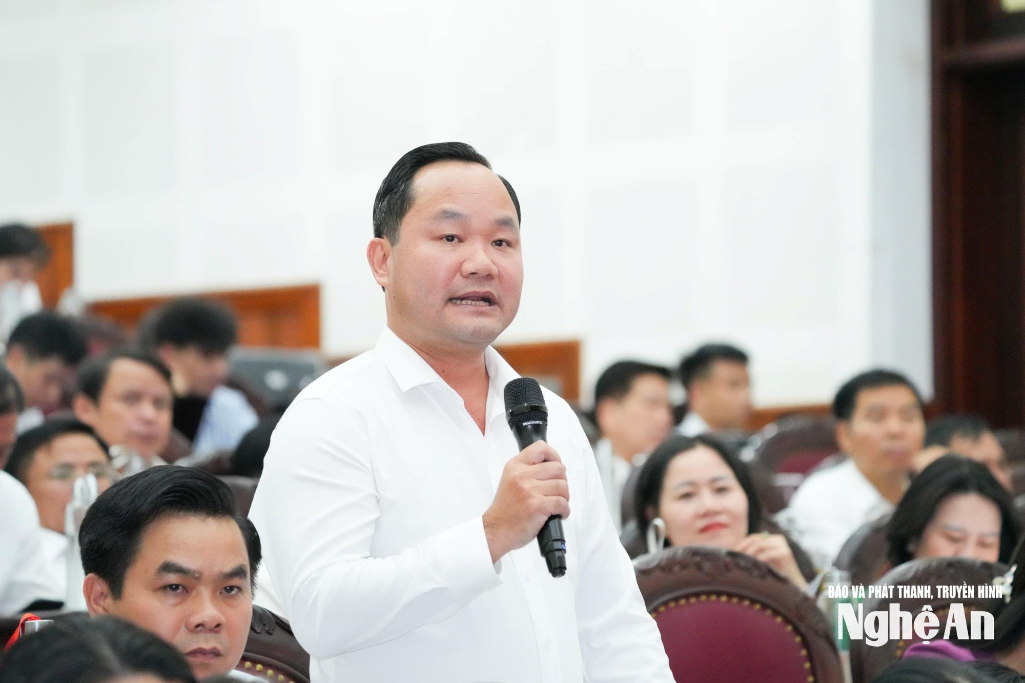 Giám đốc Sở Nông nghiệp và Môi trường Hoàng Quốc Việt giải trình nhiều vấn đề thuộc lĩnh vực quản lý của ngành, trong đó có nội dung điều chỉnh bảng giá đất mới, thời gian qua được cử tri và Nhân dân trong tỉnh quan tâm. Ảnh: Thành Cường