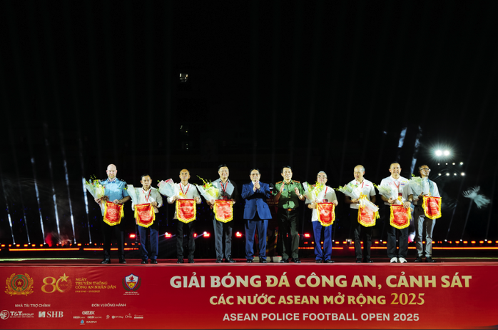 Gần 600 học viên cảnh sát đồng diễn trống hội tại SVĐ Hàng Đẫy- Ảnh 3.
