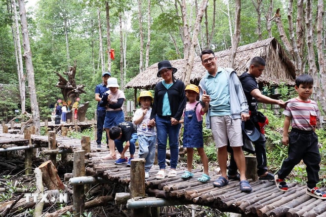 ttxvn-du-khach-6-thang-nam-2025-8132453.jpg