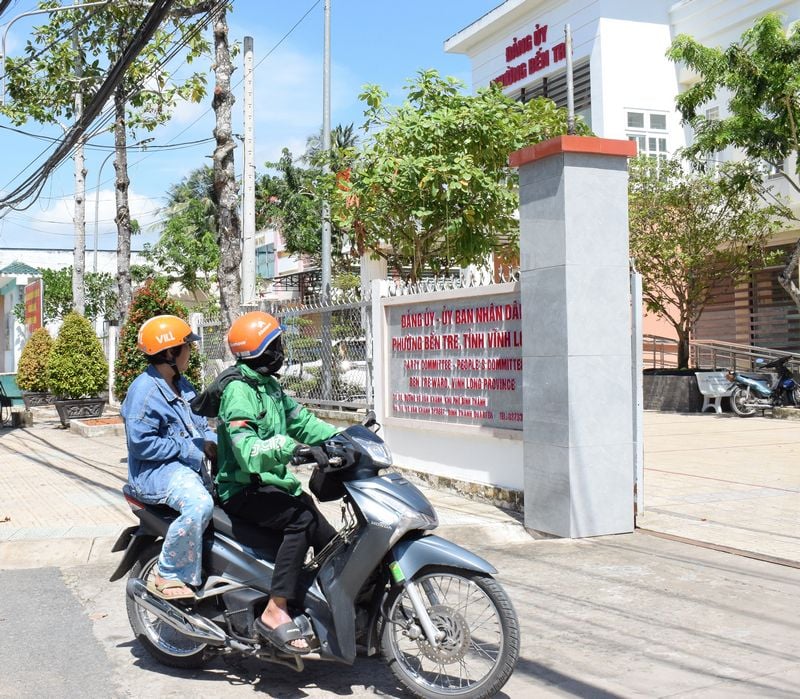 Người dân đến phường Bến Tre để liên hệ thực hiện giấy tờ theo bộ thủ tục hành chính.