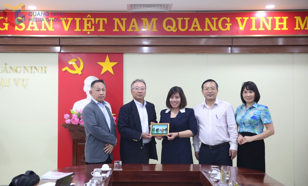Nhân dịp này, sở Ngoại vụ đã tặng quà lưu niệm cho Đoàn Ban tổ chức Lễ hội Việt Nam tại Sapporo, tỉnh Hokkaido.