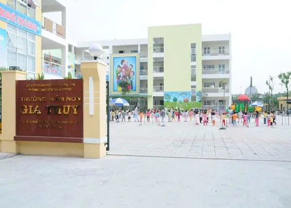 Bé 4 tuổi bị giáo viên bạo hành: Công an khám nghiệm hiện trường, đưa trẻ đi giám định thương tích ảnh 1