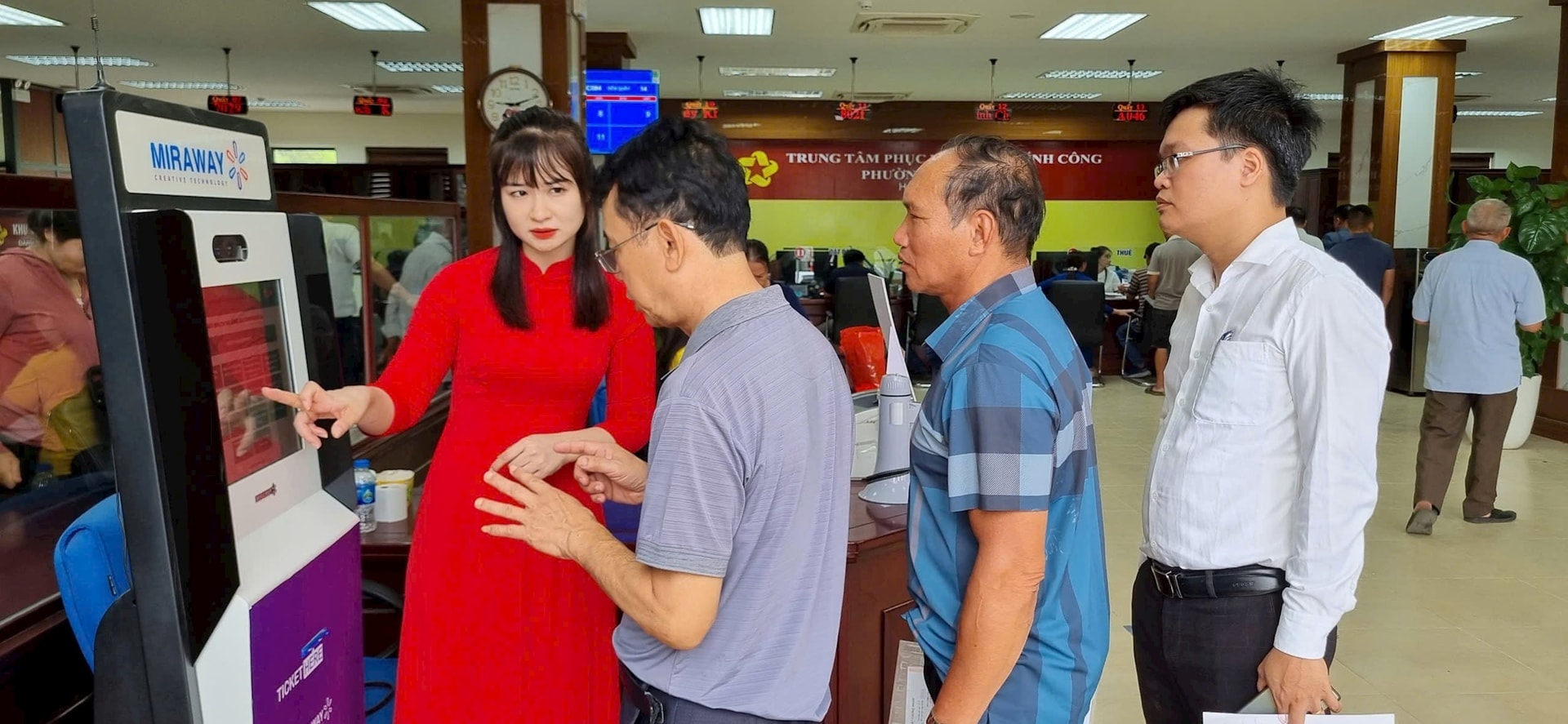 Các trung tâm phục vụ hành chính công xã, phường trên địa bàn tỉnh lắp đặt máy lấy số tự động cho người dân đến làm thủ tục hành chính.