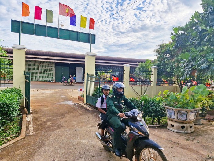 Khi người lính làm "cha đỡ đầu" của trẻ khó khăn - Ảnh 2.