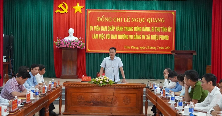 លេខាបក្សខេត្ត Le Ngoc Quang ធ្វើការជាមួយគណៈកម្មាធិការបក្សឃុំ Trieu Phong