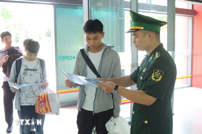 ttxvn-cua-khau-huu-nghi-1.jpg