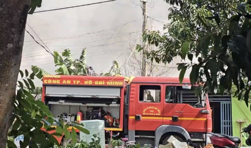 Cảnh sát ngâm mình liên tục dưới mương nước  để lấy nước chữa cháy vựa ve chai -0