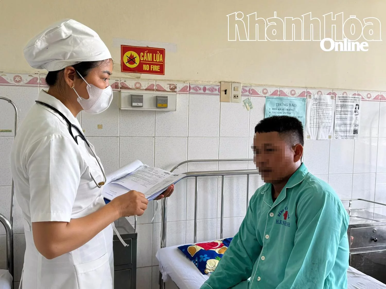 Bác sĩ Trung tâm Y tế Khánh Vĩnh kiểm tra sức khỏe cho bệnh nhân mắc sốt rét đang điều trị tại trung tâm.