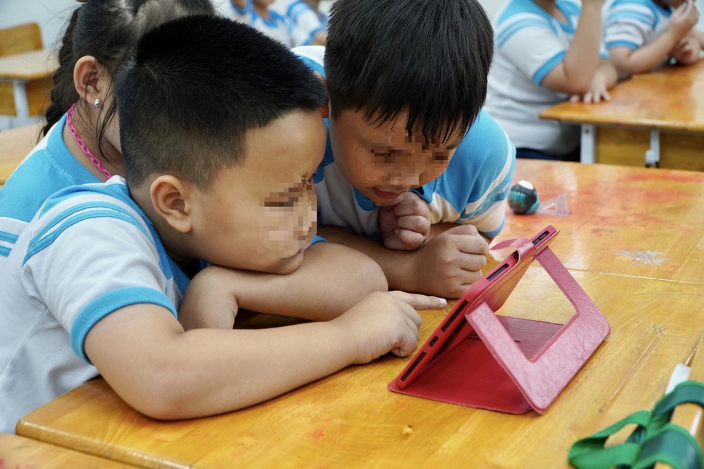 TPHCM nghiên cứu việc cấm học sinh dùng điện thoại kể cả trong giờ ra chơi - 1