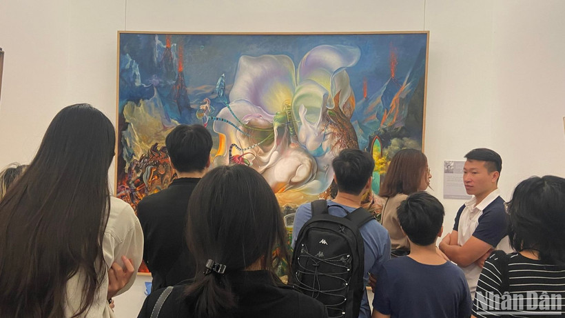 L'œuvre «Paradise» de Nguyen Van Chung attire l'attention du public.