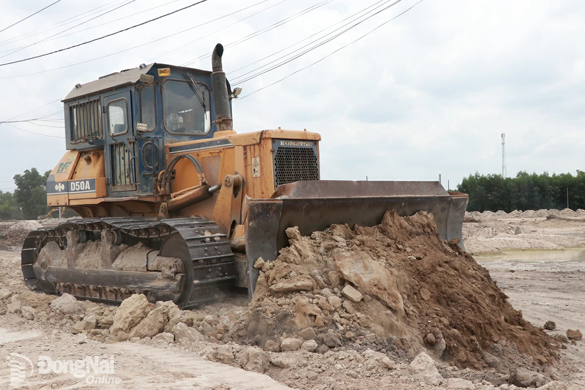 Las fuertes lluvias recientes han dificultado la construcción de la plataforma de la autopista Bien Hoa-Vung Tau para los contratistas. Foto: P. Tung