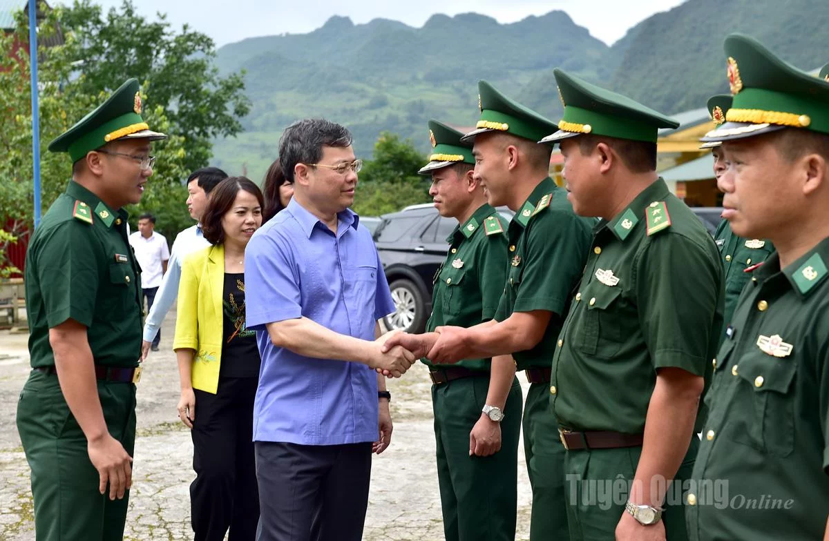 Đồng chí Chủ tịch HĐND tỉnh Nguyễn Văn Sơn và đoàn công tác thăm, làm việc tại Đồn Biên phòng Phố Bảng.