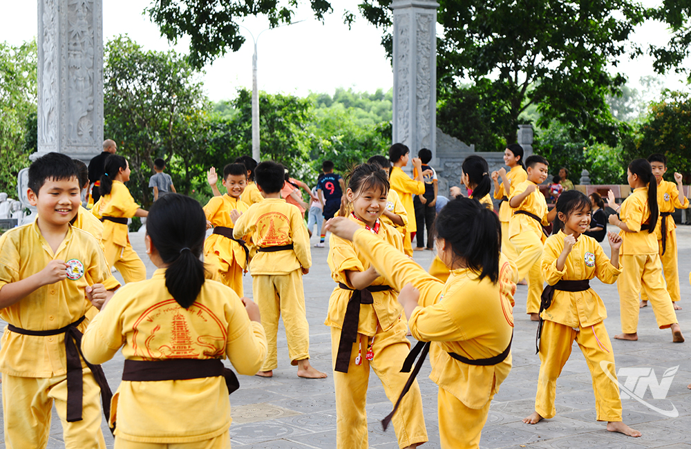 Sau giờ luyện tập kỹ thuật, các em được chia nhóm luyện tập đối kháng nhẹ, tạo không khí sôi nổi, hứng khởi.