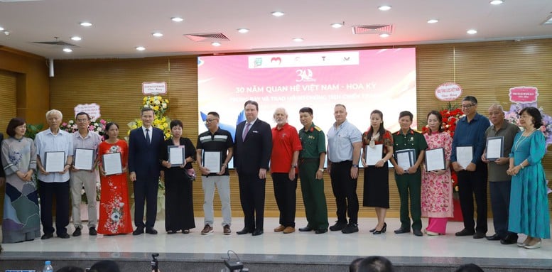 Trưng bày '30 năm quan hệ ngoại giao Việt Nam - Hoa Kỳ' và trao hồ sơ chứng tích chiến tranh - Ảnh 2.