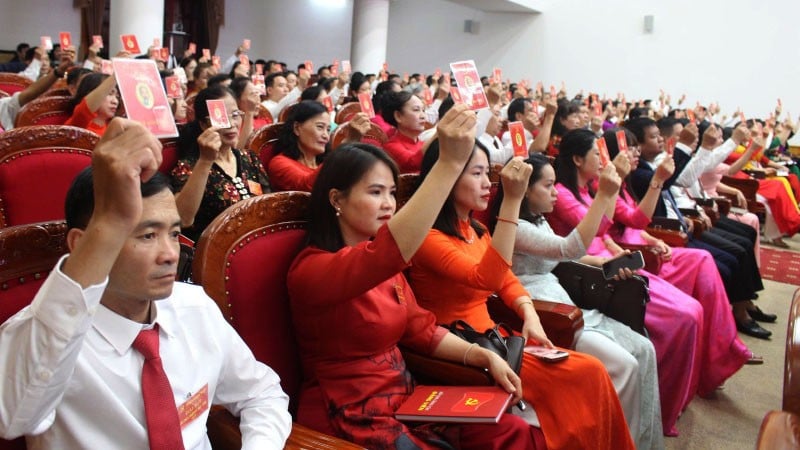 Các đại biểu biểu quyết thông qua chương trình tại Đại hội.