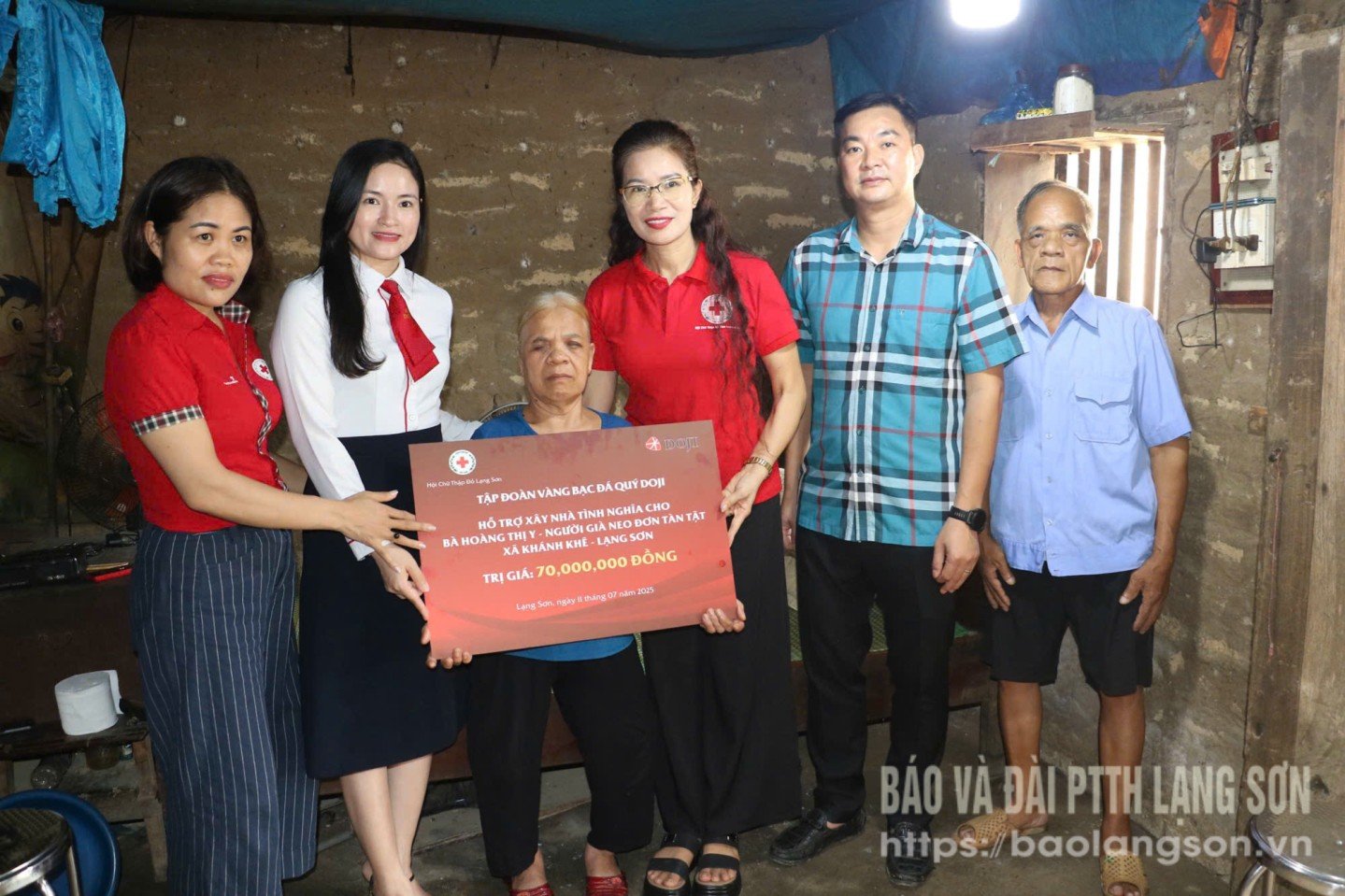 Lãnh đạo Hội Chữ thập đỏ tỉnh và đại diện Tập đoàn Vàng bạc đá quý DOJI trao kinh phí hỗ trợ xây nhà cho bà Hoàng Thị Ỵ, thôn Trung Giáp, xã Khánh Khê