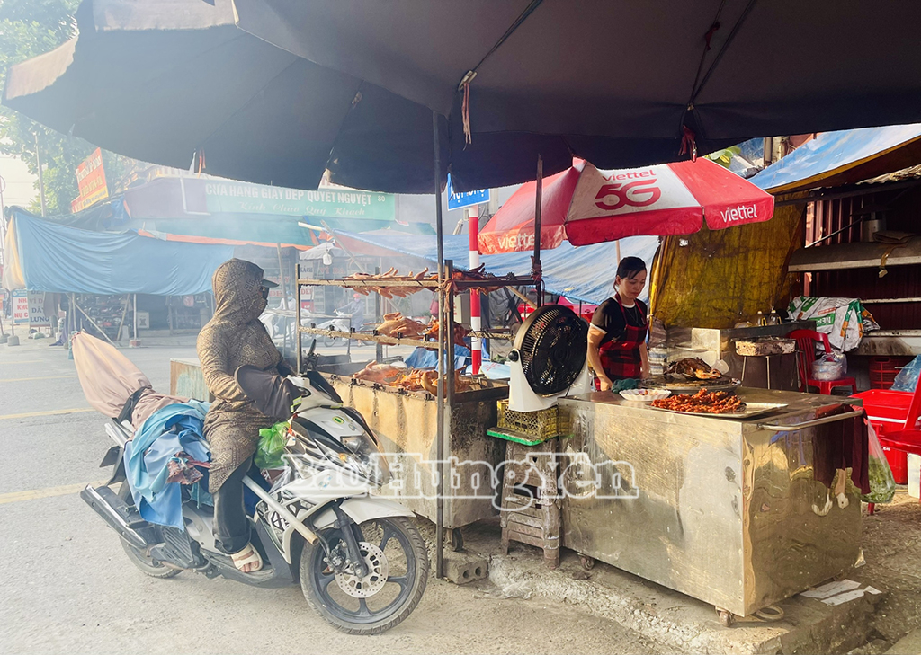 Thịt vịt quay và thịt xiên bày bán ngay cạnh đường giao thông, không che đậy(Ảnh chụp tại xã Hoàng Hoa Thám)