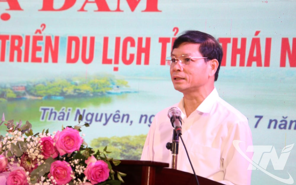 Đồng chí Dương Xuân Hùng, Giám đốc Sở Văn hóa, Thể thao và Du lịch, phát biểu khai mạc Tọa đàm.