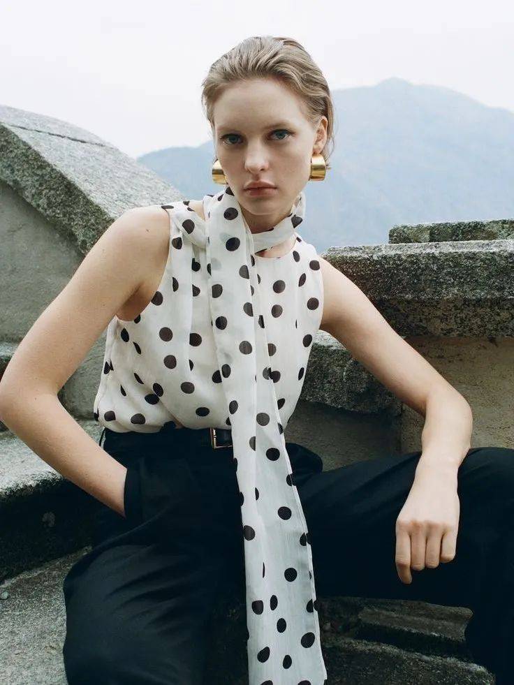 Hè này, họa tiết chấm bi "bùng nổ" trở lại: Cách mặc vừa retro vừa trendy khiến ai cũng ngoái nhìn- Ảnh 35.