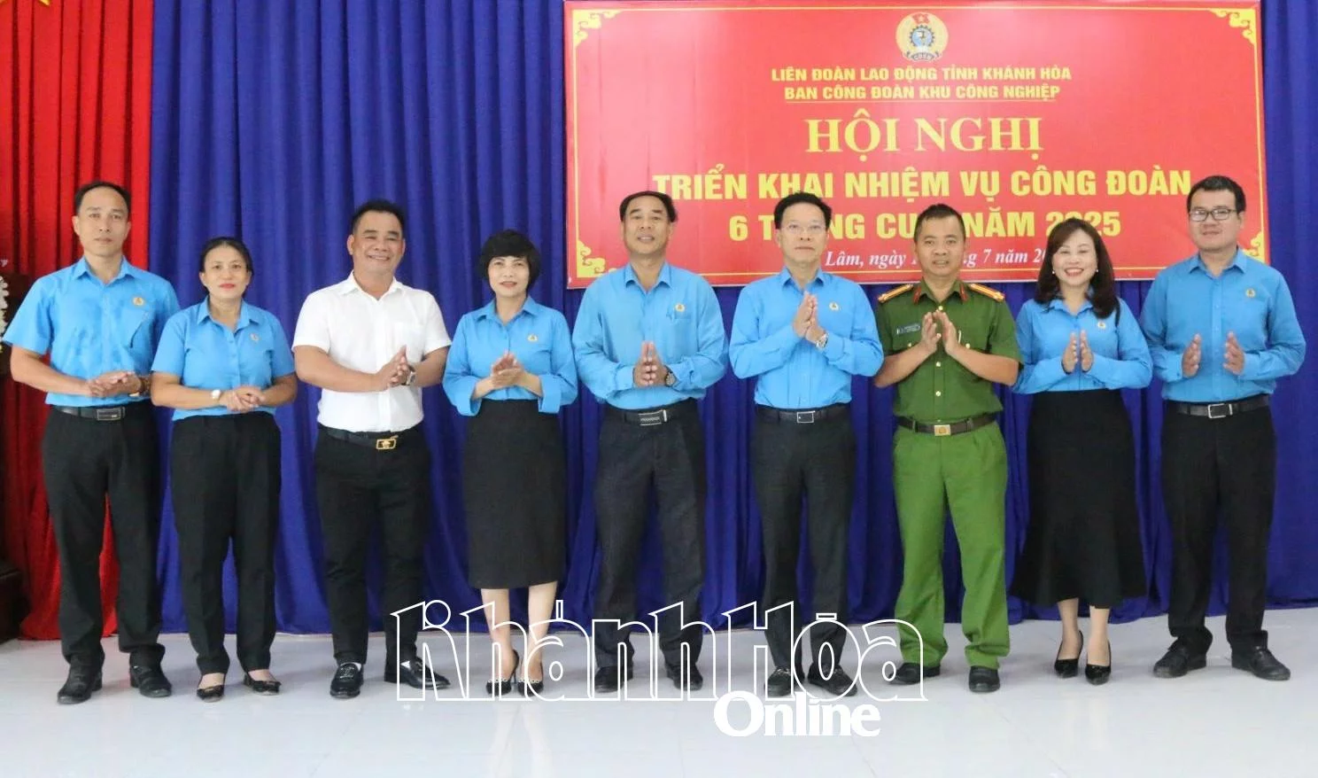 Ông Phan Thanh Liêm và các đại biểu chúc mừng Ban Chấp hành Công đoàn Khu Công nghiệp.
