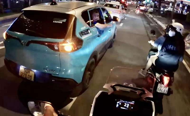CSGT bật còi hụ dẫn đường đưa sản phụ vào bệnh viện kịp thời -0