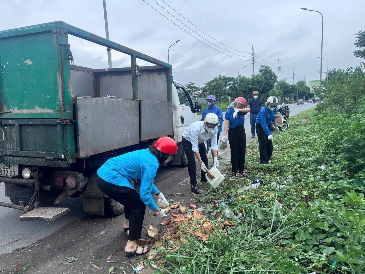 Các lực lượng ra quân tổng vệ sinh môi trường. Ảnh: Phương Huế