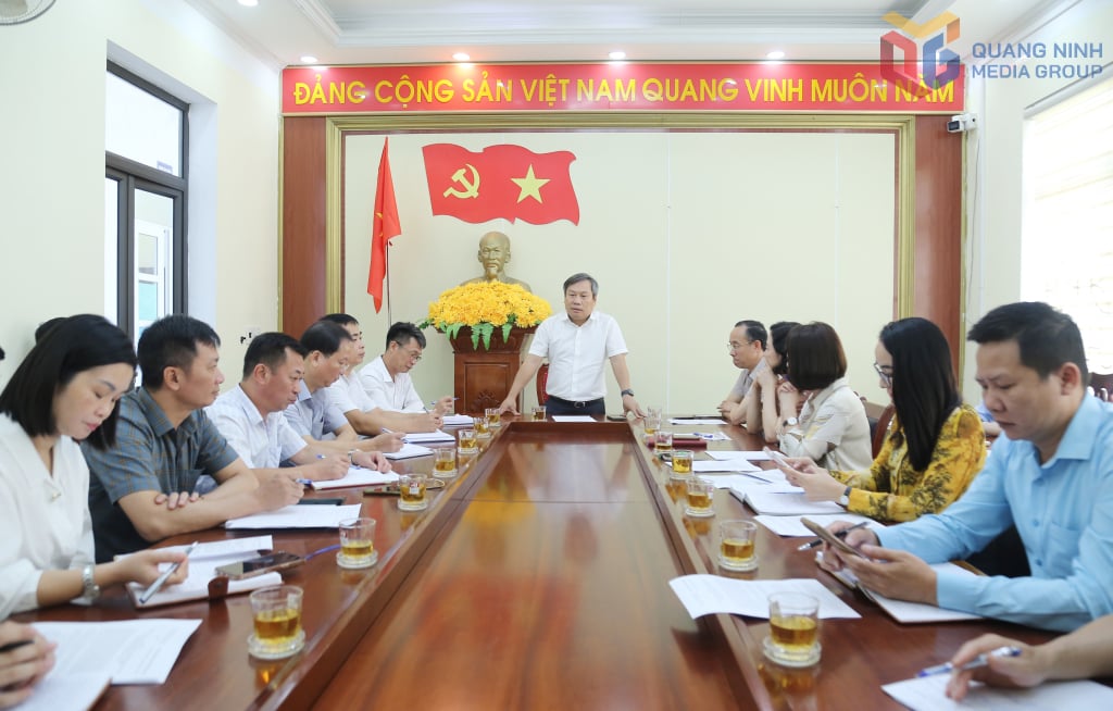 Đồng chí Bí thư Tỉnh ủy phát biểu chỉ đạo tại buổi làm việc với Ban Thường vụ Đảng ủy xã Kỳ Thượng.