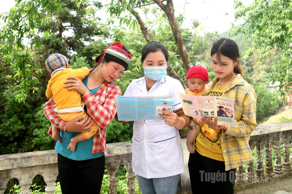 Trạm y tế Na Khê, xã Bạch Đích tuyên truyền phòng, chống dịch bệnh truyền nhiễm cho người dân.