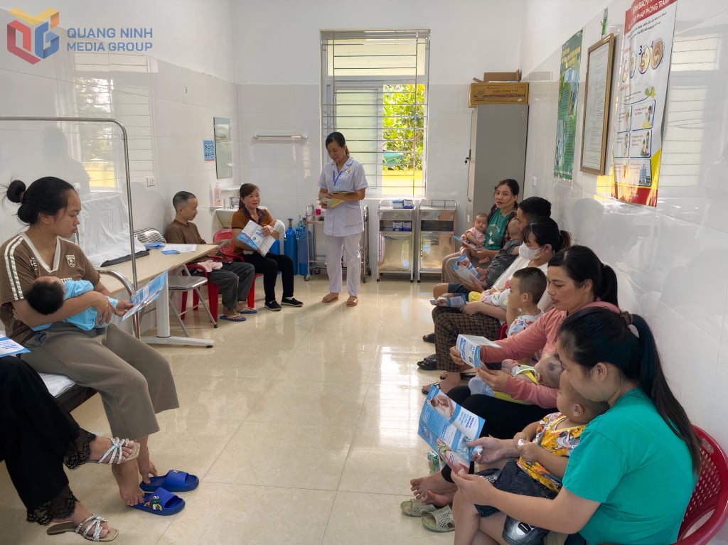 Trung tâm Y tế Móng Cái tư vấn về sàng lọc trước sinh và sơ sinh cho các bà mẹ trên địa bàn.