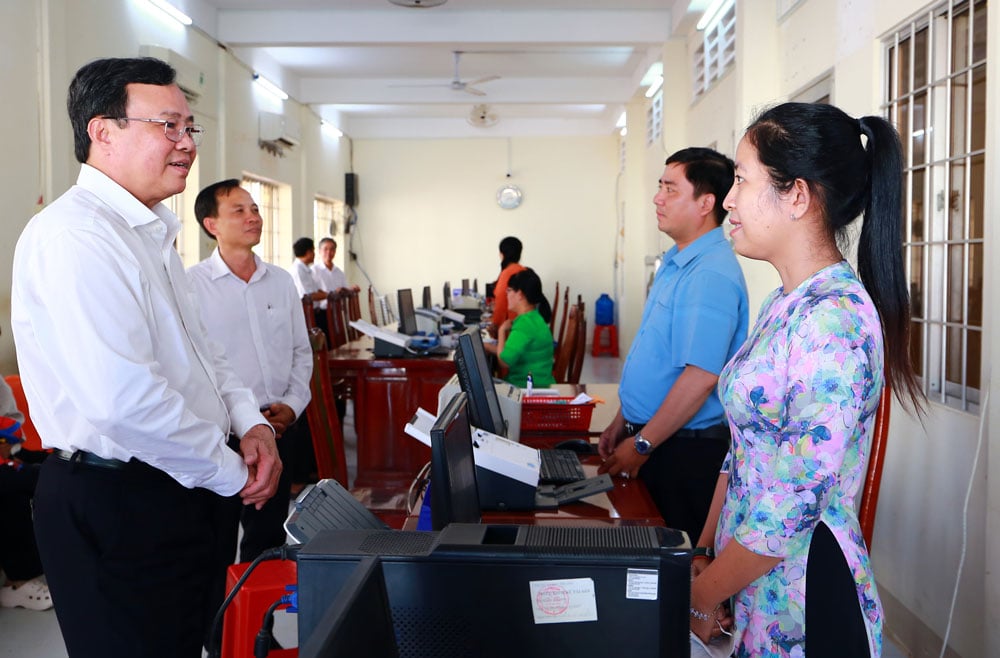 Đồng chí Lê Văn Hẳn- Phó Bí thư Tỉnh ủy, Chủ tịch Ủy ban MTTQ Việt Nam tỉnh kiểm tra hoạt động của Trung tâm Phục vụ hành chính công xã Càng Long.