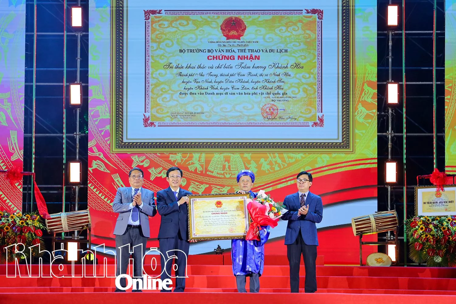 Ông Đặng Văn Bài và ông Nông Quốc Thành trao Bằng chứng nhận di sản văn hóa phi vật thể quốc gia Tri thức khai thác, chế biến trầm hương Khánh Hòa.