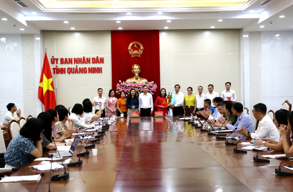 Đồng chí Vũ Văn Diện, Phó Bí thư Thường trực Đảng ủy UBND tỉnh, Phó Chủ tịch Thường trực UBND tỉnh trao quyết định thành lập Đảng bộ Thống kê tỉnh Quảng Ninh