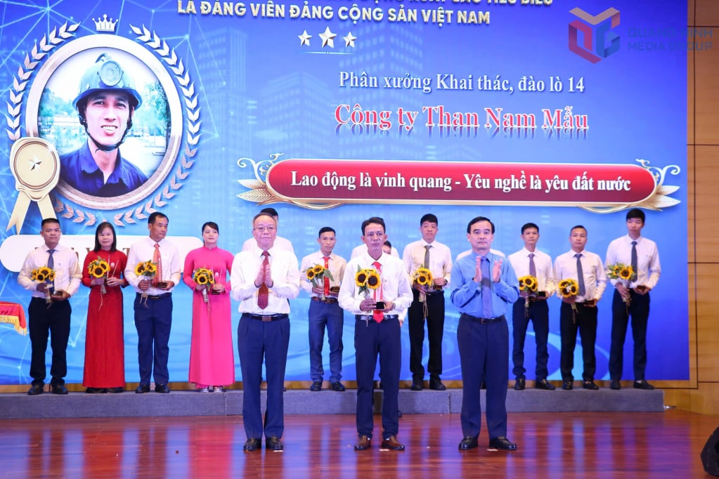 Lãnh đạo Công đoàn TKV tuyên dương đảng viên tiêu biểu.