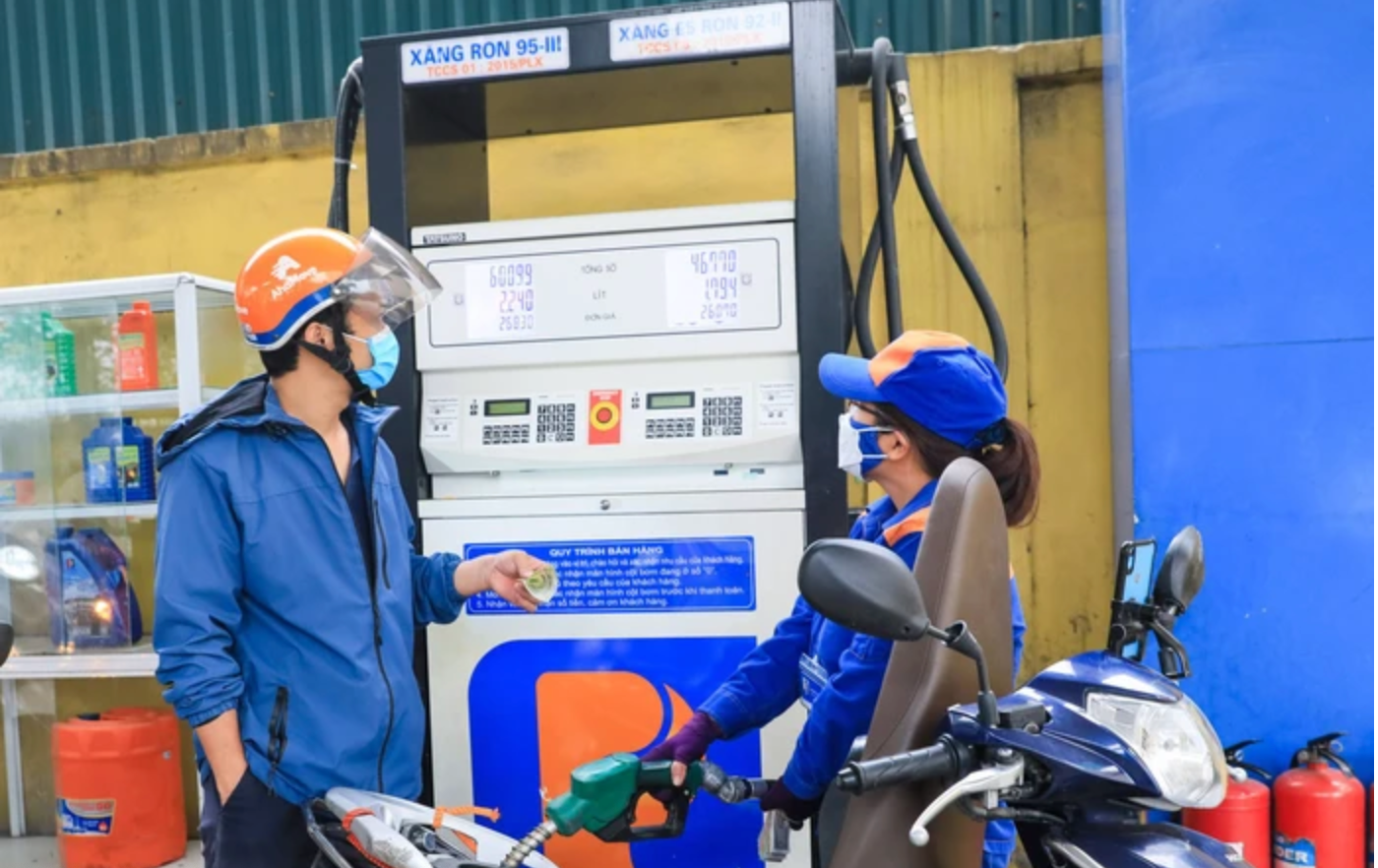 Giá xăng dầu hôm nay 11/07/2025: Giá dầu thế giới lao dốc vì chính sách thuế của Mỹ